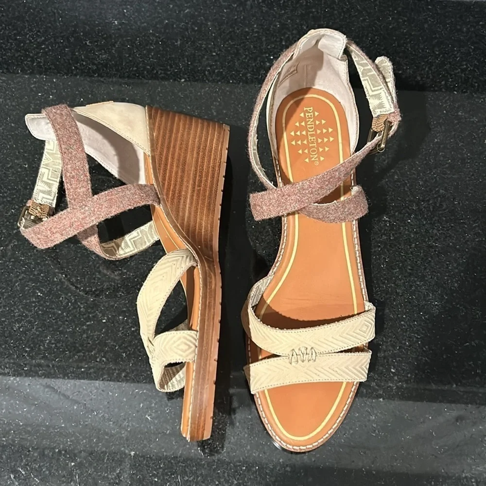 Pendleton Womens Baylands Wedge Sandals, Beige size 11 shoes